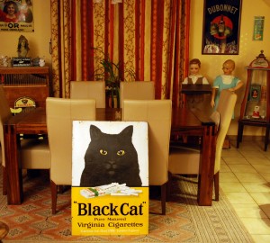 Die Miezekatze wartet noch auf einen geeigneten Platz: Black Cat Emailleschild aus dem England der 1920er Jahre