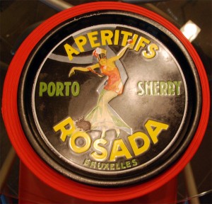Aperitifs Porto Sherry ROSADA, emailliertes Plateau, 1930er Jahre: Eine der seltensten und gesuchtesten Servierplatten aus emailliertem Stahl