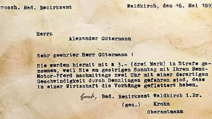 Schon Ende des 19. Jahrhunderts konnte zu schnelles Fahren teuer werden – selbst dann, wenn es noch keine Radarfallen gab. Im Fall des Unternehmers Alexander Gütermann reichten offenbar flatternde Vorhänge als Beweis für überhöhtes Tempo.