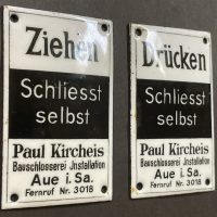 "Schliesst selbst" Paul Kircheis: Konvolut aus zwei Email-Türschildern um 1930