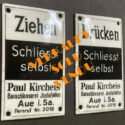 "Schliesst selbst" - Paul Kircheis (Aue/Sachsen): Konvolut aus zwei Email-Türschildern um 1930