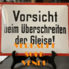 Vorsicht beim Überschreiten der Gleise! Altes Original-Emailschild in Bestzustand!