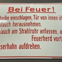 “Bei Feuer!”: Uraltes Hinweisschild aus dem “Emaillirwerk Gottfried Dichanz, Berlin S.O.3”