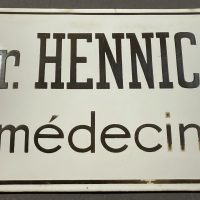 Dr. Hennico, Médecin - Französisches Emailschild um 1950