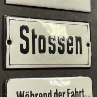 Drei Hinweisschilder in Emaille: Bitte läuten, Stossen, Während der Fahrt ...