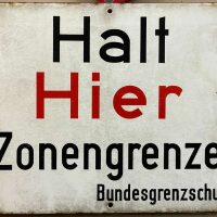 'Halt – Hier Zonengrenze': Original-Emailschild