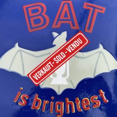 BAT is brightest - Emailschild mit Fledermaus und Petroleumlampe, ca. 1960er Jahre