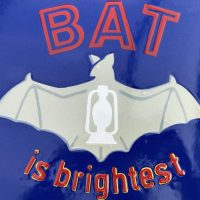 BAT is brightest - Emailschild mit Fledermaus und Petroleumlampe, ca. 1960er Jahre