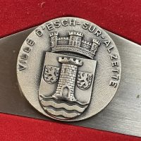 Brieföffner und Schlüsselanhänger mit Wappen der Stadt Esch/Alzette (ca. 1970)