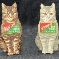 Hoffmann's Reisstärke - Ca. 1930er Jahre - Los aus zwei kleinen Katzen-Aufstellern, grau & braun