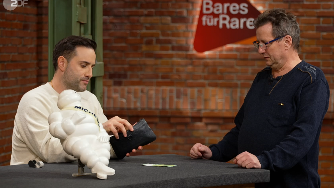 David Suppes hat ein Herz für „Bib“: Dieses Exemplar mit etwas blasserem Schriftzug erwarb er für 110€. (Screenshot: ZDF)