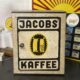 Jacobs Kaffee - 1930er Jahre - Kolonialwaren-Verkaufsschrank aus Blech