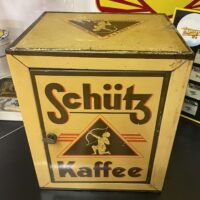 Kaffee Schütz, Bremerhaven - Uralter Verkaufsschrank in Blech aus Kolonialwaren-Handlung