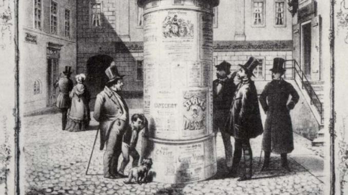 Eine alte Schwarz-Weiß-Illustration zeigt mehrere Männer in Kleidung des 19. Jahrhunderts, darunter Zylinder und Mäntel, die an einem zylindrischen Kiosk Plakate über die Runde Revolution lesen. Zu ihren Füßen liegt ein kleiner Hund. Die Kopfsteinpflasterstraße und die Gebäude im Hintergrund erinnern an eine europäische Stadtszene.