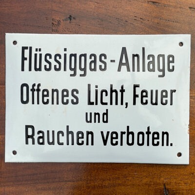 Emailliertes Hinweisschild: 'Flüssiggas-Anlage - Offenes Licht, Feuer und Rauchen verboten.'