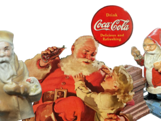 Drei alte Weihnachtsmannfiguren, die von der Kultfigur des Heiligen Nikolaus inspiriert sind, stehen vor einem "Drink Coca-Cola"-Werbeschild. Der Weihnachtsmann in der Mitte hält eine Flasche in der Hand, während ein Kind seinen Bart berührt, während zwei andere in der Nähe stehen.