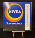 NIVEA Sonnenschutz: Emailschild mit Thermometer um 1960 (Boos & Hahn, 13 NS 56) - Zustand 1+++