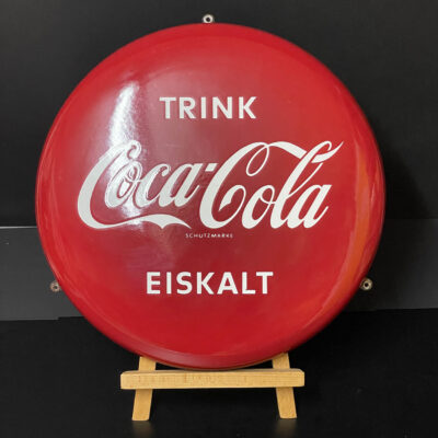 Trink Coca-Cola Eiskalt - 1950er Emailschild von C. R. Dold (Button, 40 cm)