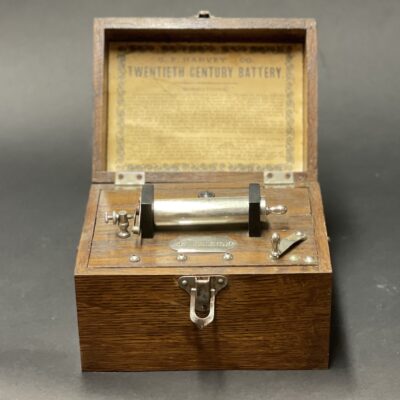 Twentieth Century Battery (G. F. Harvey, Saragota Springs, NY, USA) - Medizinisches Gerät? Um 1900.