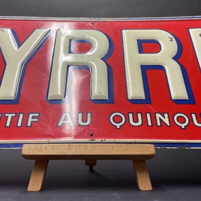 BYRRH - Großformatiges Schild aus geprägtem und bedrucktem Blech (De Andreis, Marseille 55)