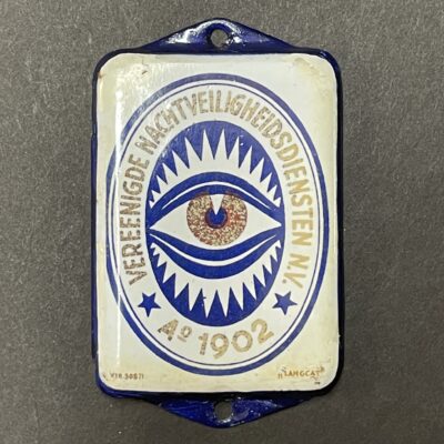 Langcat Bussum, Email-Türschild um 1920: „Vereenigde Nachtveiligheidsdiensten N.V. Ao 1902“