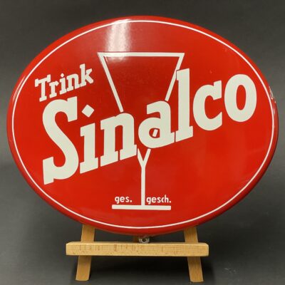 Trink Sinalco - Attraktives 1950er Jahre Emailschild, dickbauchig gewölbt.