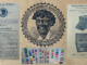 Vintage-Werbung mit einem Logo, in dem ein Männergesicht von Text umgeben ist. Die Seitenteile bieten echte Produktanwendungs- und Waschanleitungen. Unten sind drei Reihen kräftiger, bunter Garnrollen und Stoffmuster abgebildet. Der Text ist auf Deutsch.