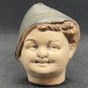 Kleine, seltene Spardose aus Keramik, Büste eines Jungen mit Sepplhut, um 1920.