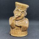 Häftling nimmt eine Prise Schnupftabak - Sehr seltene Spardose aus Keramik, um 1900