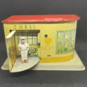 SHELL Tankstelle, mechanische Spardose Michael Seidel, 1950er Jahre, komplett mit Figur u. Schlüssel.