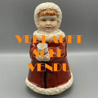 Alte Kakao-Kanne, Tee-Kanne - ähnlich Berger Kakao - Kind im Weihnachten-Outfit hält Tasse ...