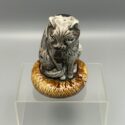 Kater / Katze auf Kissen. Seltene Spardose aus der Fayencerie Onnaing, Frankreich. Um 1900.