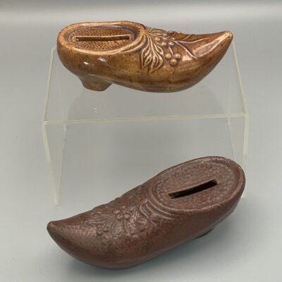 Konvolut aus zwei Keramik-Spardosen in Form von Holzschuhen, wohl Frankreich. Um 1900.