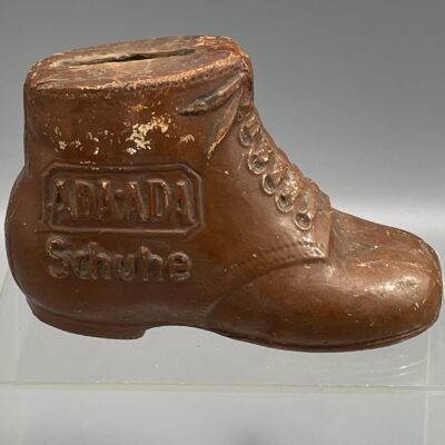 ADA-ADA-SCHUHE, Spare durch Einkauf bei B. Schneiderheinze. Seltene Spardose aus den 1930er Jahren.