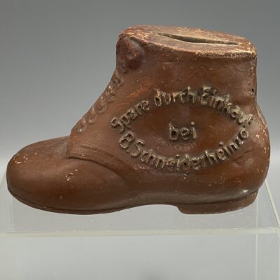 Spardose ADA-ADA, Spare durch Einkauf bei B. Schneiderheinze. Seltene Reklamefigur um 1930.