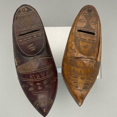Zwei uralte, geschnitzte Holzschuhe als Spardose, (Brüssel, Athus - Belgien), um 1915