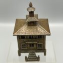 Sehr seltene Spardose aus Bronze. Frankreich, um 1900. Darstellung eines Bankgebäudes (CAISSE).