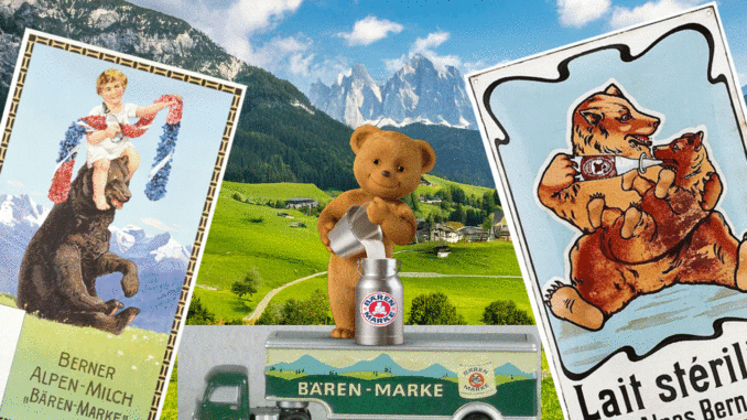 Eine Collage zeigt alte Bärenmarken-Poster mit Bären: eines mit einem Kind auf einem Bären, ein anderes mit Bären, die eine Milchkanne auslecken. In der Mitte gießt ein Bär in einer idyllischen Landschaft Milch ein – eine wahre Herzensangelegenheit. Darunter steht ein Spielzeug-Milchwagen. Schneebedeckte Berge und grüne Felder bilden den Hintergrund.