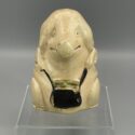 Schwein, sitzend, mit Tasche um den Hals - Antike Keramik-Figur als Spardose (um 1900, Orchies, Frankreich)