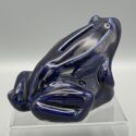 Frosch, sitzend - Tief blau glasierte Keramik, Spardose, Frankreich um 1930