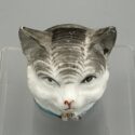 Katzenkopf aus fein bemaltem Porzellan als Spardose. Spätes 19. Jahrhundert, England. Selten!
