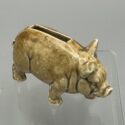 Sparschwein aus hellbraun glasiertem Porzellan, wohl Deutschland um 1900