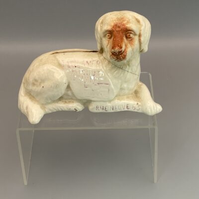 Hund als Werbe-Spardose aus Keramik, um 1910, Belgien oder Frankreich "Réclamer partout les Timbres L'Univers"
