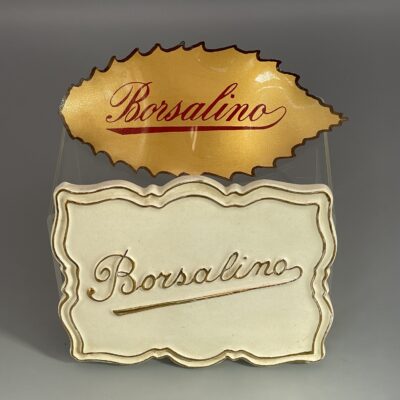 Borsalino: Zwei seltene Reklameobjekte, Werbeträger aus Keramik und Kunststoff, um 1950