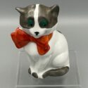 Niedlicher Kater mit roter Schleife - alte Porzellanfigur, Spardose (tirelire à casser, money bank)