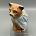 Rotbrauner Kater in hellblauem Umhang, Pellerine - Majolica, Frankreich um 1920 - Spardose (Tirelire à casser)