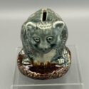 Grau-weiße Katze auf Kissen sitzend, Keramische Spardose, Figur aus Frankreich, um 1900.