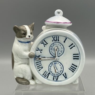 Katze neben Wecker - Seltene Porzellan-Figur, Spardose, wohl Deutschland, 1920/30er Jahre