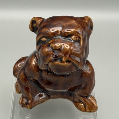 Bulldogge, braun glasierte Figur aus Keramik als Spardose, wohl 1930er/40er Jahre.