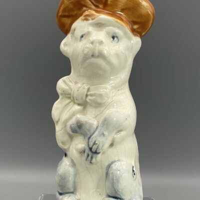 Hund, stehend, Bulldogge, Hut und Schleife tragend - Spardose, Keramikfigur von Fives, Lille (Frankreich